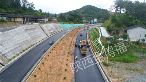 一級(jí)公路瀝青攤鋪