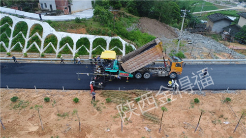 一級(jí)公路瀝青攤鋪