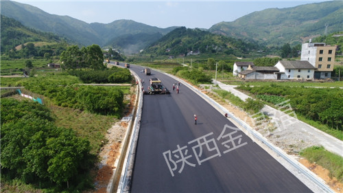 一級(jí)公路瀝青攤鋪