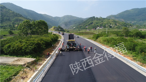 一級(jí)公路瀝青攤鋪