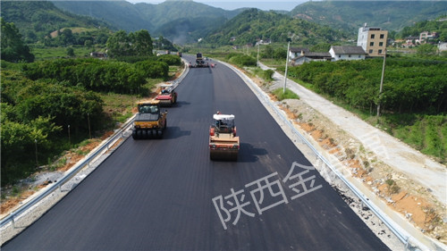 一級(jí)公路瀝青攤鋪